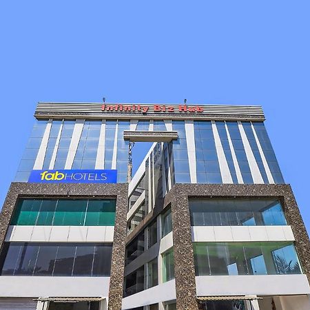 Fabhotel Code Surat Esterno foto